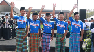 Serunya Para Pembalap Dunia Pakai Sarung dan Kopiah di Tour de Banyuwangi Ijen
