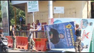 Berada di Zona Putih, 33 Banner Politik Ditertibkan Petugas Satpol PP
