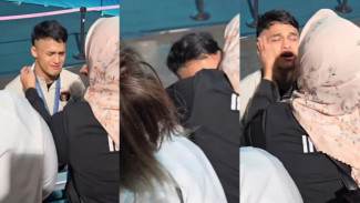 Air Mata Bahagia Rizki Juniansyah: Emas Olimpiade dan Pelukan Hangat Sang Ibu