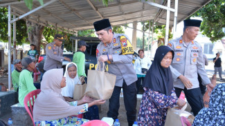 Berkunjung ke Wilayah Besuki, Kapolres Situbondo Beri Bantuan Warga Tidak Mampu