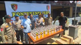 Polisi Gagalkan Pengiriman Miras Antar Pulau di Pasuruan, Ratusan Botol Arak Bali Disita