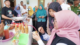 Tingkatkan Pendapatan Pelaku Usaha Mikro, Bupati Ipuk Terus Salurkan Bantuan Usaha