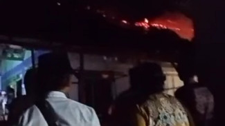 Atap Rumah Warga Alasbuluh Ambrol Dilanda Kebakaran