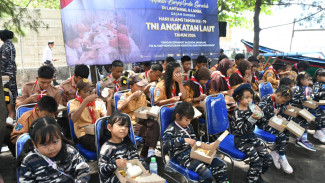 HUT TNI Angkatan Laut Ke-79, Lanal Banyuwangi Ajak Pelajar dan Masyarakat Nikmati Makanan Bergizi