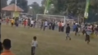 Kisruh di Lapangan: Wasit Dikejar Suporter, Turnamen Sepak Bola Tarkam di Pasuruan Memanas
