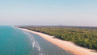 Pantai Lombang: Keajaiban Cemara Udang dan Legenda Putri Raja, Pesona Madura yang Tersembunyi