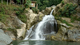 Mitos Bidadari dan Pesona Tersembunyi Air Terjun Suhom Jantho Surga di Balik Hutan Aceh