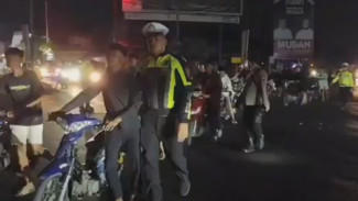 Puluhan Remaja di Pasuruan Terjaring Operasi Zebra, Polisi Beri Efek Jera dengan Tuntun Motor 2 Kilo