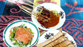 Sate Bulayak, Kuliner Khas Lombok yang Kaya Rasa, Disajikan dengan Lontong Ketan. Yummiii!