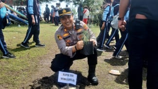 Selamatkan Lingkungan Pesisir Pantai Bimo, 500 Pohon Cemara Ditancapkan
