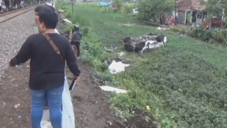 Minibus di Pasuruan Tertabrak Kereta Api: Sopir Selamat Tanpa Luka