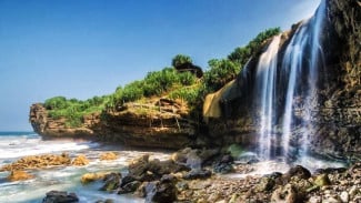 Pantai Jogan, Sensasi Pantai dan Air Terjun dalam Satu Destinasi Epik!