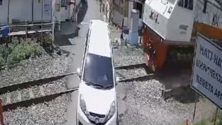 Kecelakaan Mobil Tertampar Kereta Api tak berpalang pintu