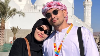 Lagi Umrah, Ayu Ting Ting Dikritik Gara-gara Pose Dekat sama Pria