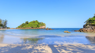 5 Barang Ini Wajib Dibawa Saat Liburan ke Pantai, Jangan Sampai Lupa!