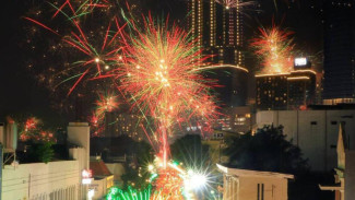 6 Tempat Terbaik di Surabaya untuk Menyaksikan Kembang Api dan Makanan Halal Saat Tahun Baru