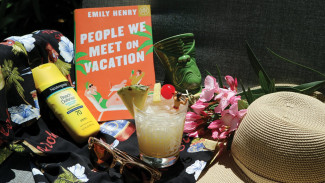 Bakal Tayang Tahun Ini, Film ‘People We Meet on Vacation’ Bercerita Tentang Apa Sih?