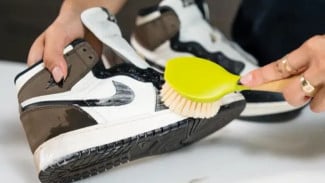 Panduan Praktis Membersihkan Sepatu Sesuai Jenis Bahan agar Bersih Maksimal dan Tidak Cepat Rusak!