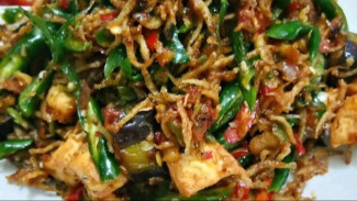 Nikmati Lezatnya Sambal Ijo Teri Medan dengan Tahu dan Terong. Pedas dan Gurih, Cocok untuk Lauk Sehari-hari