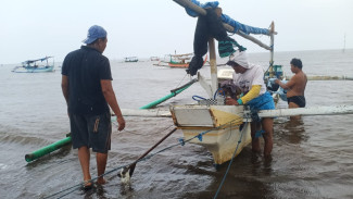 Angin Kencang Menerjang Wongsorejo, Nelayan Pesisir Trebungan Tak Berani Melaut