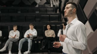 Taklukan Rasa Gugup! Ini 5 Cara Mengatasi Gugup Saat Public Speaking, Tampil Percaya Diri dan Tenang!