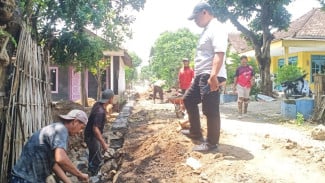 Proyek Saluran Irigasi Desa Sidodadi Dikerjakan oleh Kelompok Warga