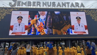 Megatron Alun alun Jember di Banjiri Warga yang Saksikan Langsung Pelantikan Gubernur dan Bupati serta Walikota