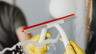 Jendela Buram Bikin Pengap? Ini Trik Membersihkan Jendela Biar Kinclong Maksimal!