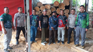 Polhutmob dan Polisi Amankan Puluhan Batang Kayu Jati Ilegal di Dua Lokasi Berbeda