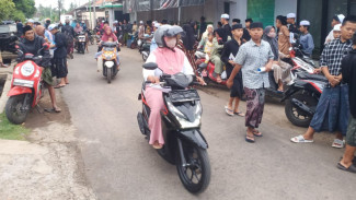 Jelang Buka, Wali Santri Pondok NAA Alasbuluh Ramai-Ramai Bawakan Takjil untuk Putra Putrinya