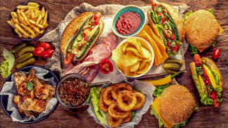 10 Makanan Penyebab Kanker yang Harus Dibatasi, No 3 Sering Kamu Konsumsi!