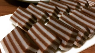Bukan Cuma Tapioka Tambahan Satu Sendok Tepung Ini Bikin Kue Lapis Makin Legit