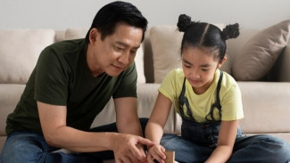 Bikin Anak Nyaman dan Dekat? Ini 7 Jurus Jitu Bangun Hubungan Emosional yang Kuat!