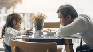 STOP Anggap Anak Perempuan Lemah! Ini Cara Bikin Dia Mandiri & Tangguh Sejak Dini