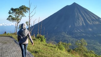 5 Keunikan Gunung Inerie, Sakral dan Mempesona