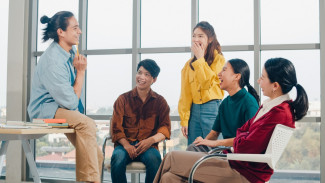 Cara Efektif Memulai Percakapan Secara Profesional agar Terlihat Percaya Diri dan Berwibawa