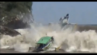 Diterjang Ombak Besar, Perahu Nelayan  Karam di Pantai Pancer Puger Jember