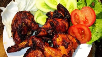 Jangan Buang Air Kelapa, Ternyata Bahan Ini Kunci Ayam Bakar Terasa Manis Legit dan Gurih Alami