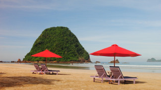 Keindahan Memikat dan Ancaman Tersembunyi di Pantai Pulau Merah Banyuwangi