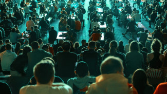 Fake Crowd, Efek Visual Yang Bisa Membuat Jumlah Massa Terlihat Banyak