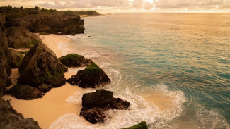 6 Pantai Tersembunyi di Indonesia Versi Kemenparekraf, Indah dan Mempesona