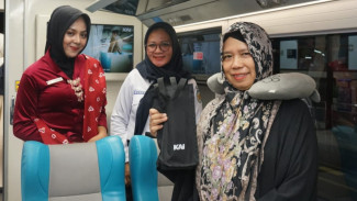KAI Daop 9 Jember Rayakan Hari Kartini dengan Sapa Pelanggan dan Kejutan Ulang Tahun
