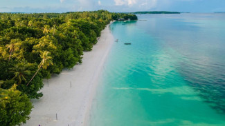Pantai Ngurbloat Pesona Pasir Sehalus Tepung yang Jarang Dijamah Wisatawan