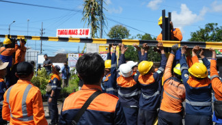Cegah Kecelakaan, KAI Daop 9 Jember Pasang Portal di Perlintasan Sebidang JPL 162
