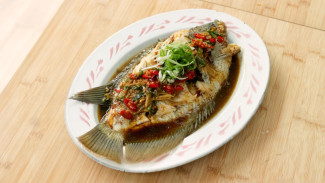 Lembut, Gurih, dan Anti Amis, Resep Tim Ikan Gurame Seafood Ala Devina Hermawan