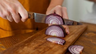 Tanpa Air Mata! 6 Tips Memotong Bawang Tanpa Perih di Mata