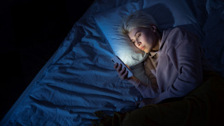 Mengapa Kita Susah Berhenti Scrolling di Malam Hari? Ini Alasannya