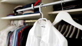 10 Cara Ampuh Simpan Baju agar Bebas Bau Apek Meski Musim Hujan!