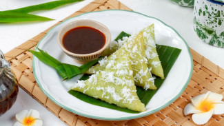 Resep Kue Lupis yang Legit, Kenyal, dan Manis dengan Kuah Kinca
