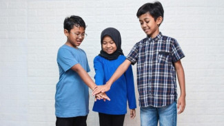 Anak Pendiam? Ini 6 Jurus Ampuh Biar Si Kecil Makin Luwes Bergaul!